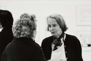 Die Galeristin und Künstlerin Betty Parsons bei der Eröffnung der Saul Steinberg-Ausstellung in ihrer Galerie