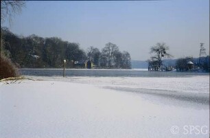 Berlin, Pfaueninsel, an der Fähre, im Winter.