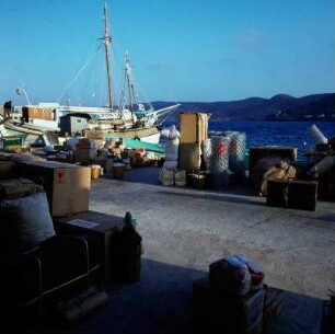 Amorgos. Katapola. Warenlager am Hafen, gebracht vom Kursschiff aus Athen