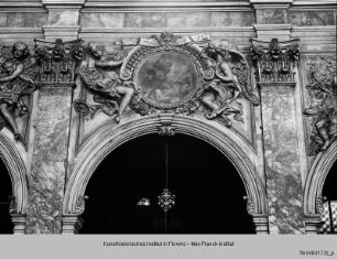 Stuckdekorationen im Langhaus von SS. Annunziata, Florenz : Stuckdekoration mit Engeln über der Cappella Cortigiani