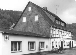 Bärenstein (Altenberg-Bärenstein), Müglitztalstraße 27/29. Gasthaus und Ferienheim "Huthaus" (18. Jh.). Straßenansicht mit Anbau