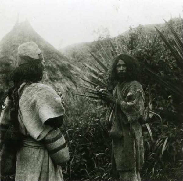 Ein Arhuaco und ein Peyvo begrüßen sich