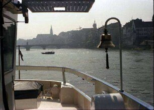 Basel: Schiff, Vordergrund Schiffsglocke, auf Mittlere Rheinbrücke und Münster