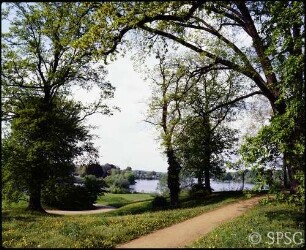 Potsdam, Park Babelsberg. Blick über das Wasser auf das Glienicker Horn.