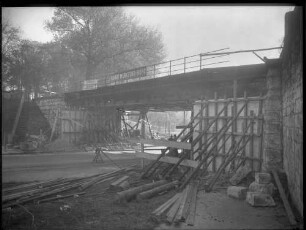 Bahnbrücke über Straße, Baustelle