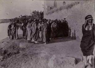 Männer in Babylon : Männer vor einem Gebäude in der Nähe der Ausgrabungsstelle in Babylon. Im Hintergrund der Euphrat.