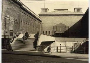 Passanten vor dem Ehrenhof des Pergamonmuseums