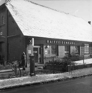 Lasbek-Dorf: Überfall: Raiffeisenbank Bad Oldesloe, Zweigstelle Lasbek: Steindamm (vorn): Bankgebäude: links daneben Frau: Winter