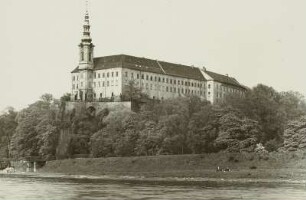 Tetschen (heute Děčín / Tschechien). Schloss Tetschen (1668, Ausbau 1788). Ansicht vom linken Elbufer