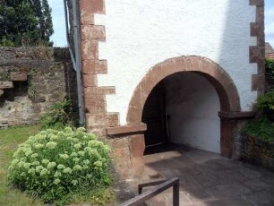 Kirchhof im Norden-Torhaus von Südsüdwesten (Romanisch mit Torbogen auf Kämpfern) mit Durchgang sowie im Westen anschließender Kirchhofmauer mit Treppe