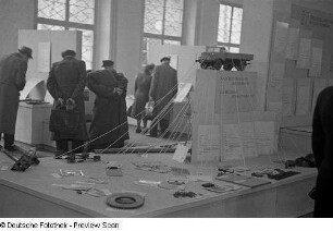 Ausstellungsbesucher vor dem Exponat "29 Verbesserungsvorschläge am Horch-Lastkraftwagen"