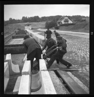 Eisenbahner beim Gleisbau