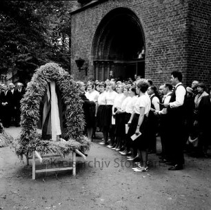 Erntedankfest: Kirchberg: Erntekrone vor der Peter-Paul-Kirche