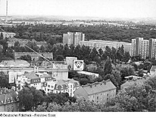 Dresden. Panorama-Aufnahme 13 vom Baukran am Fetscherplatz. Blick über Stübelallee, Großen Garten und Schornstein vom Heizkraftwerk Dresden-Reick nach Süd-Südosten