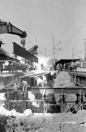Fellbach Brücke 5104a Baustelle Bauarbeiter Verlegung Brückenträger Kranwagen