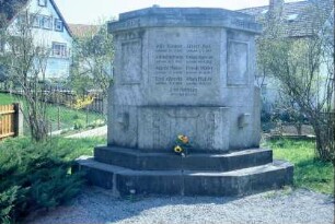 Kriegerdenkmal in der Ortsmitte, vorn Gefallene 1. WK.