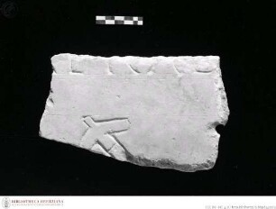 Fragment eines Epitaphs mit stilisierter Darstellung einer Axt
