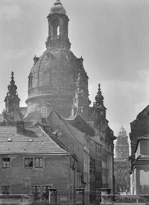 Dresden-Altstadt. Blick von der Brühlschen Terrasse in die Münzgasse gegen die Frauenkirche (1726/1734; G. Bähr)