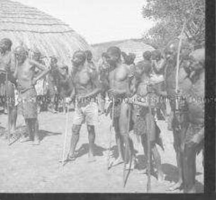 Einheimische Männer im "Tal der tausend Hügel", Dorf westlich von Durban, Südafrika