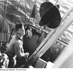 Deutschland . Nationale Volksarmee - Seestreitkräfte. Minenleg- und Räumschiff des Typs MLR-3000. Matrose auf dem Signaldeck