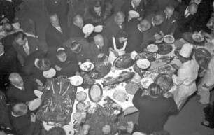 Lörrach: kaltes Buffet im Gasthaus Hirschen; von oben; mit Gästen