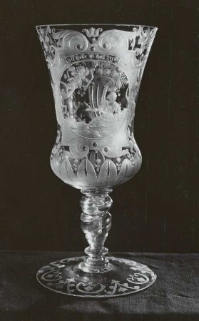 Pokal mit Kartusche