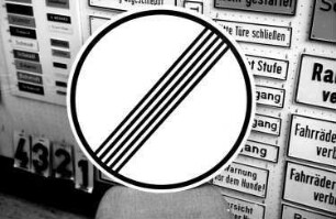 Freiburg: Rundes Schild mit Querstreifen
