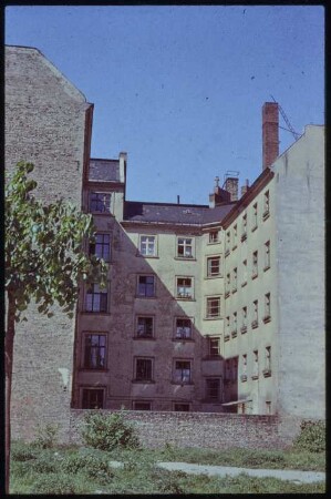 Blick von der Auenkirche in den Hinterhof der Gebäude an der Uhlandstraße