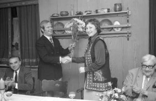 Münstertal: Gasthof Spielweg, Übergabe der Münstertalchronik durch Bürgermeister Bauer an Ingeborg Hecht-Studniczka