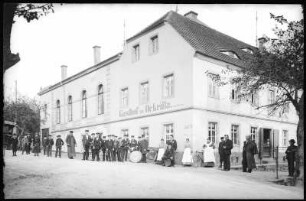 Ockrilla. Gasthof mit Musikkapelle