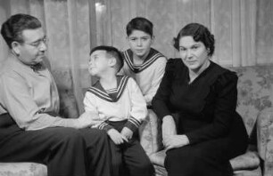 Porträtaufnahmen des Staatssekretärs Dr. Leo Zuckermann und seiner Familie : Leo Zuckermann mit Familie