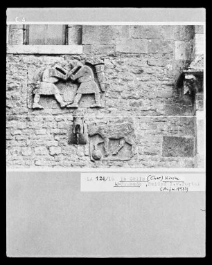 Reliefs links vom Portal