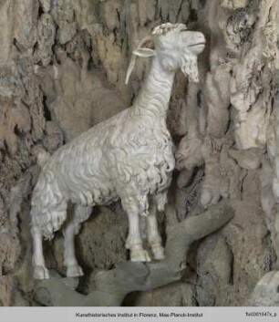Ziege auf Baumstamm stehend (links) - Fontana della Grotta di Madama