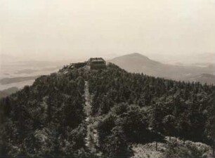 Zittauer Gebirge. Blick vom Turm des Hochwaldes nach Süden auf die Hochwaldbaude. Rechts dahinter der Limberg (Sokolí vrch )