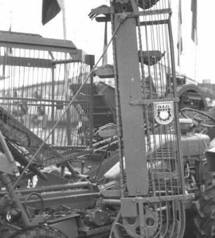 Fotografie: Zuckerrübenvollernter, Geräteträger, Zuckerrübenköpfrodebunker gezogen