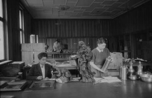 Mitarbeiterinnen des Collecting Points Marburg beim Katalogisieren der Kunstwerke im Hessischen Staatsarchiv