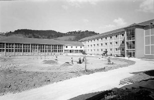 Freiburg i. Br.: Turnhalle und Schulbau des Neubaus des Berthold-Gymnasiums