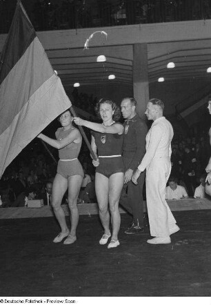 Sportler bei einer Festveranstaltung (Kongresshalle in Leipzig)