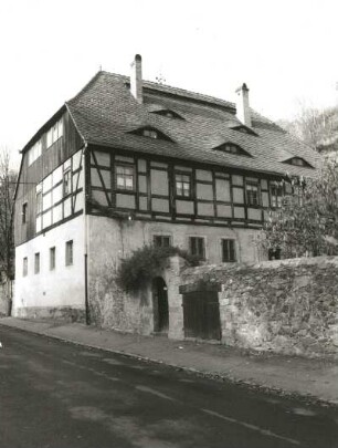 Cossebaude, Talstraße 60. Weingut (1757). Wohnhaus. Straßenansicht mit Syenitbruchsteinmauer und Pforte sowie Kellertor