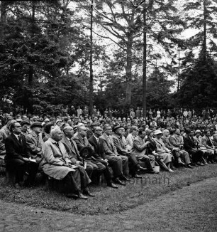 Tag der Deutschen Einheit: Feierstunde: Naturbühne: Bürgerpark: Blick auf Zuhörer, 17. Juni 1963