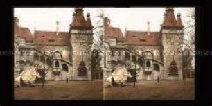 Hof der Burg Vajdahunyad mit Zelt und Geschützen, Budapest