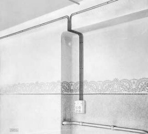 Anschluß eines Sicherungskastens : Technikgeschichte | Elektrotechnik | Umwandlung und Fortleitung elektrischer Energien | Starkstromfreileitungen und -kabel; Isolatoren, Isoliermaschinen, Installation