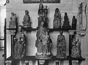 Köln, Madonnenfiguren in den Ausstellungsräumen, Museum Schnütgen