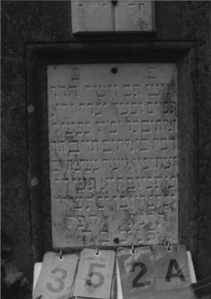 Grabstein 352 (Index: 99789493) Material: Sandstein und Marmor Zustand: gut Maße HxBxT: 197x58x19 cm Symbolik: florale Motive, aufgeschlagenes Buch mit Inschrift: Psalmenbuch Besonderheit: Aufsatz identisch mit Nr. 257: Grabstein 352A