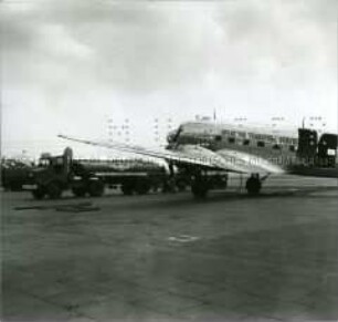 Ein Luftbrücken-Flugzeug wird aufgetankt
