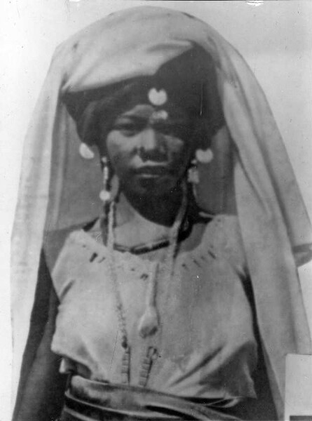 Jeune femme au foyer en costume de fête de Banjo