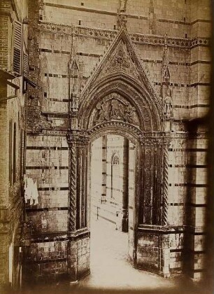 Seitenportal am Dom von Siena