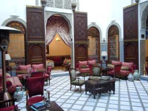 Fes - La Maison Bleue : Im La Maison Bleue, einem prunkvollen historischen Palast in der Medina von Fes, sind ein Hotel und ein exquisites Restaurant untergebracht. Aufgenommen in Fes am 29. Oktober 2010