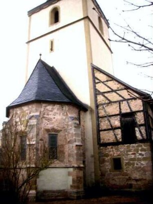 Evangelische Pfarrkirche - Kirchturm (frühgotische Gründung als Chorturm mit Turmchor) und Chorapside (angebaut Jahr 1561) von Ostnordost in Übersicht