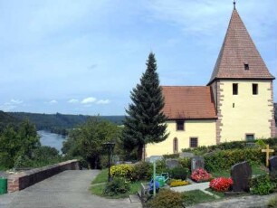 Kirche von Süden (Kirchturm und Langhaus romanisch gegründet-einst fest) über Kirchhof